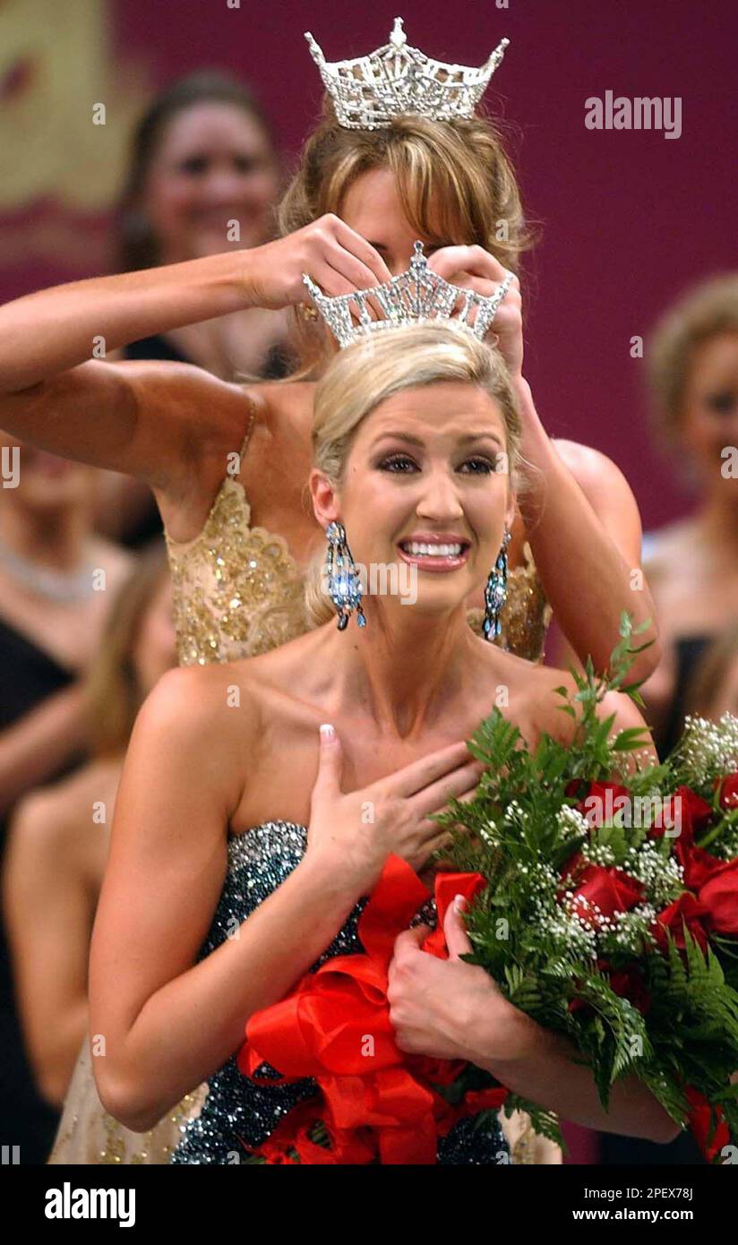 Miss Louisiana 2003 Melissa Clark is crowned by 2002 Miss Louisiana Casey  Crowder, Saturday, June 21, 2003, at the Monroe Civic Center in Monroe, La.  (AP Photo/The News-Star, Michael Dunlap Stock Photo - Alamy