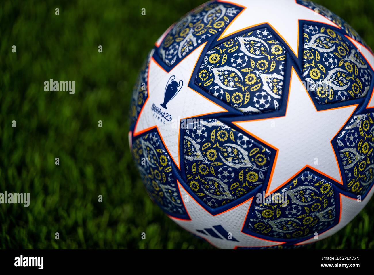 Champions league ball adidas final Banque de photographies et d'images à  haute résolution - Alamy