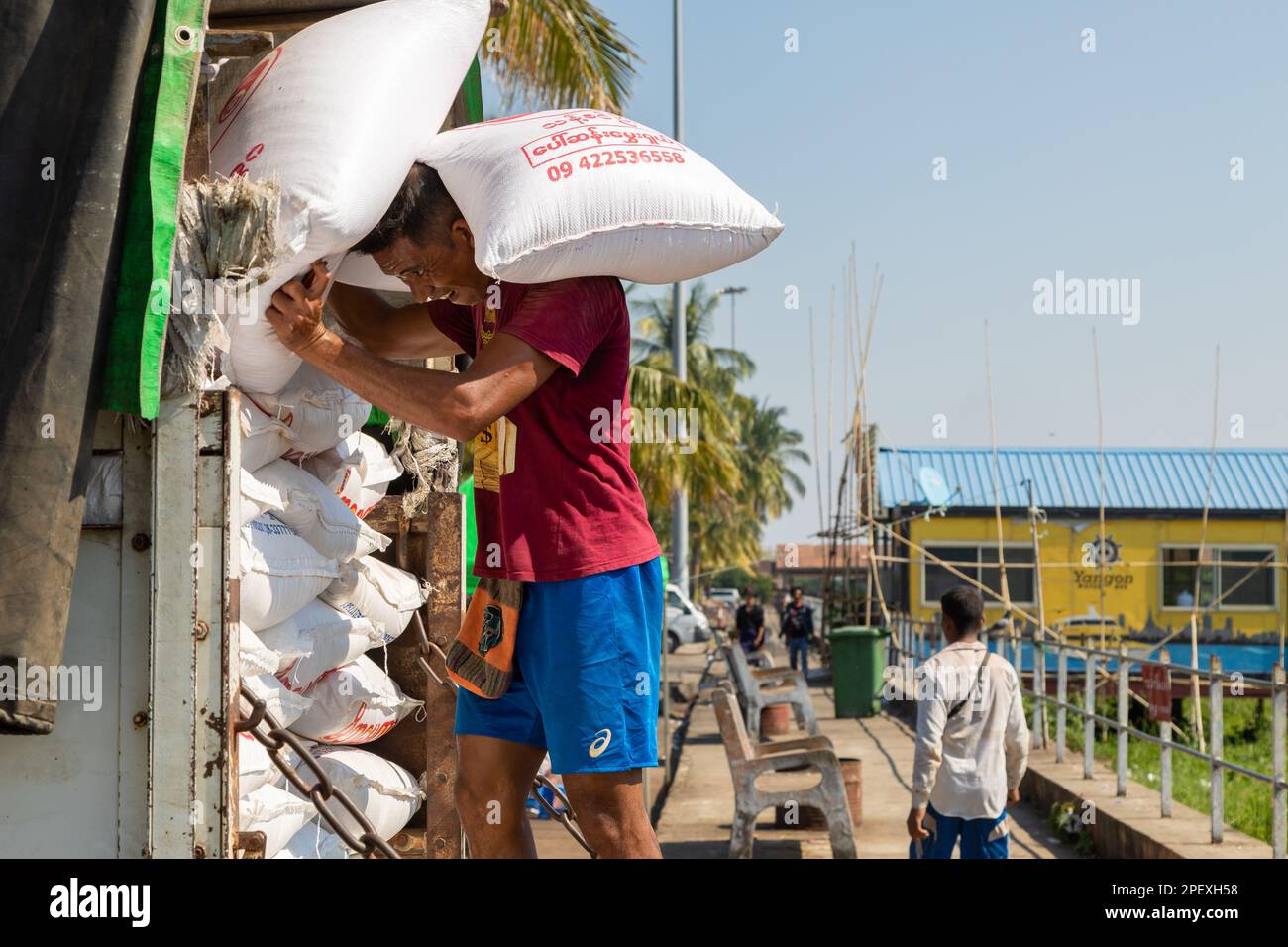 Carry on weight shoulders hi-res stock photography and images - Alamy