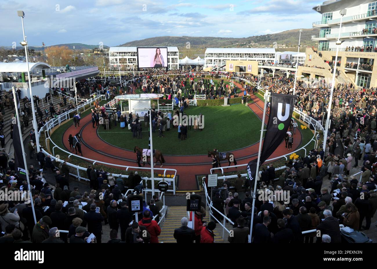 Crowds watching Race 6 The Boodles Juvenile Handicap Hurdle known as ...