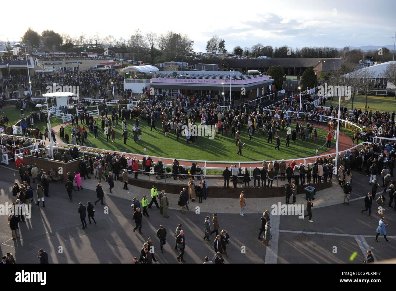 Handicap hurdle at cheltenham racecourse hi-res stock photography and ...