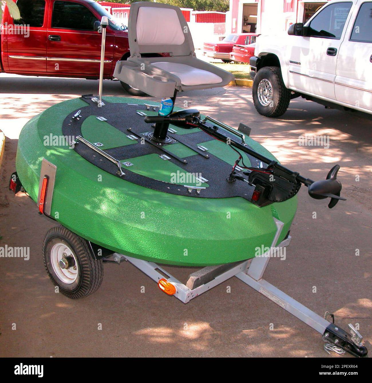 https://c8.alamy.com/comp/2PEXR64/advance-for-weekend-june-12-13-a-lilipad-boat-a-one-man-boat-shaped-like-a-lily-pad-and-trailer-invented-by-dean-north-mark-childress-and-rod-howard-is-shown-june-1-2004-in-coweta-okla-the-one-man-boat-is-built-for-the-fisherman-who-loves-to-fish-but-whose-living-accommodation-doesnt-allow-him-the-luxury-of-keeping-a-bass-boat-ap-phototulsa-worldpaul-tackett-2PEXR64.jpg