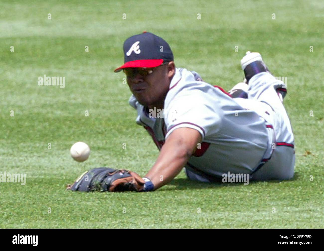 Photo: Andruw Jones makes diving attempt at catch - 