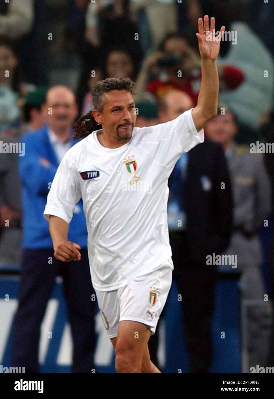Italy's star midfielder Roberto Baggio waves to supporters Italy's star midfielder Roberto Baggio waves to supporters