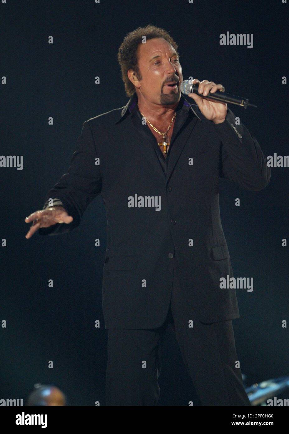 Tom Jones performs during the "VH1 Divas' show at the MGM Grand Garden  Arena in Las Vegas, Sunday, April 18, 2004. (AP Photo/Joe Cavaretta Stock  Photo - Alamy