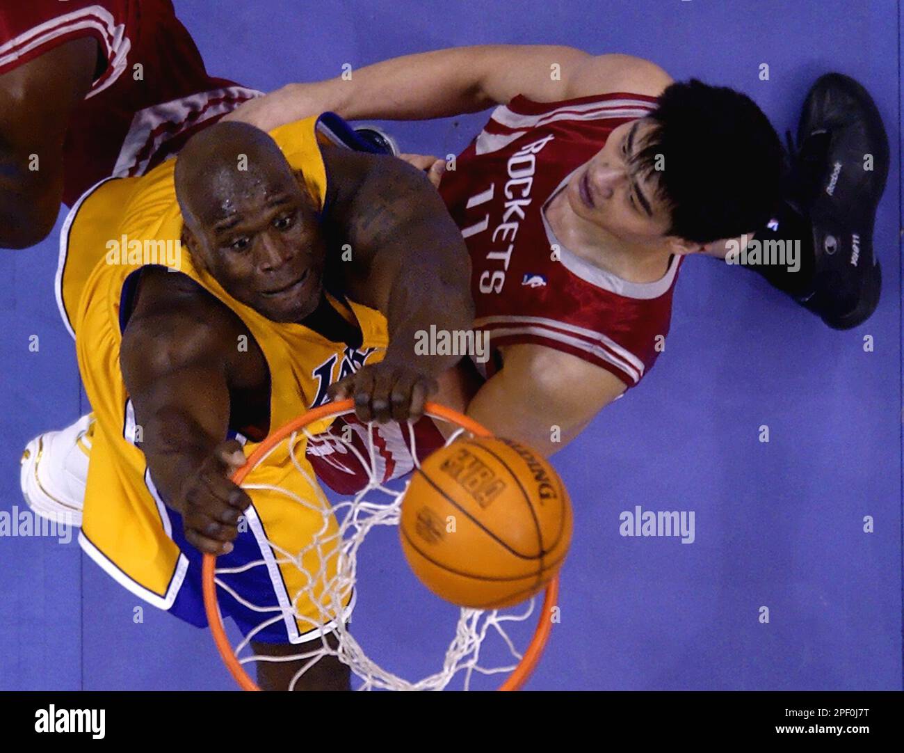 Los Angeles Lakers' Shaquille O'Neal dunks against Houston Rockets' Yao ...