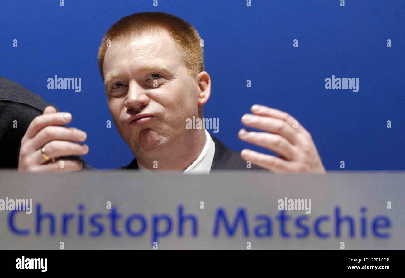 Christoph Matschie, SPD Landesvorsitzender Thueringens, hebt die Haende hinter seinem 