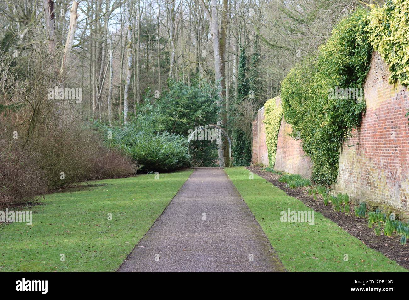 Garden red brick path hi-res stock photography and images - Alamy