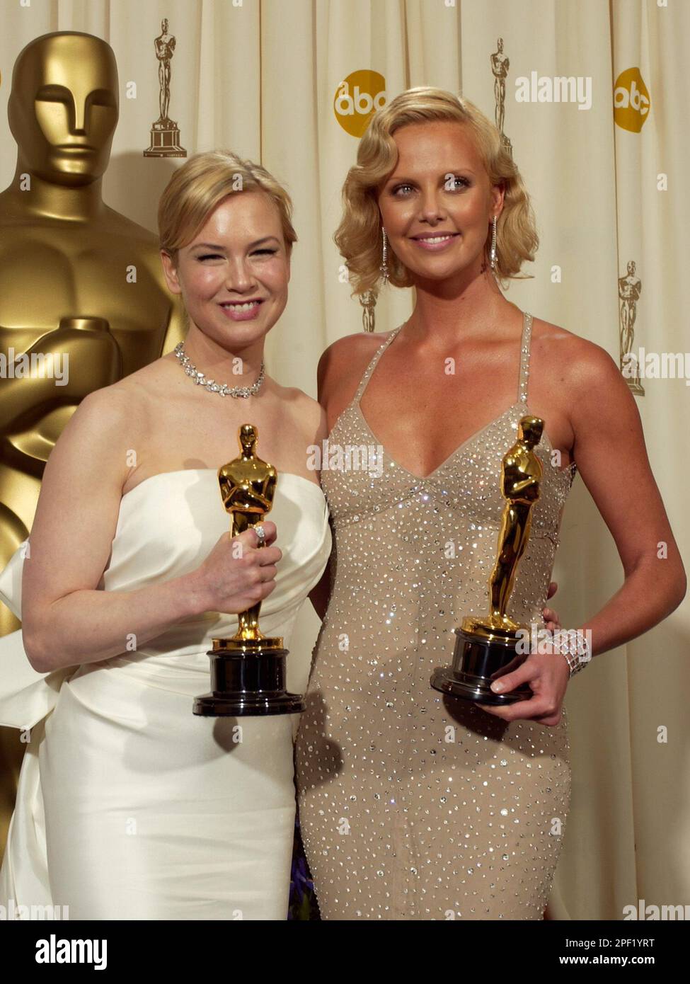 Charlize Theron, right, and Renee Zellweger holds the Oscars they won(02)