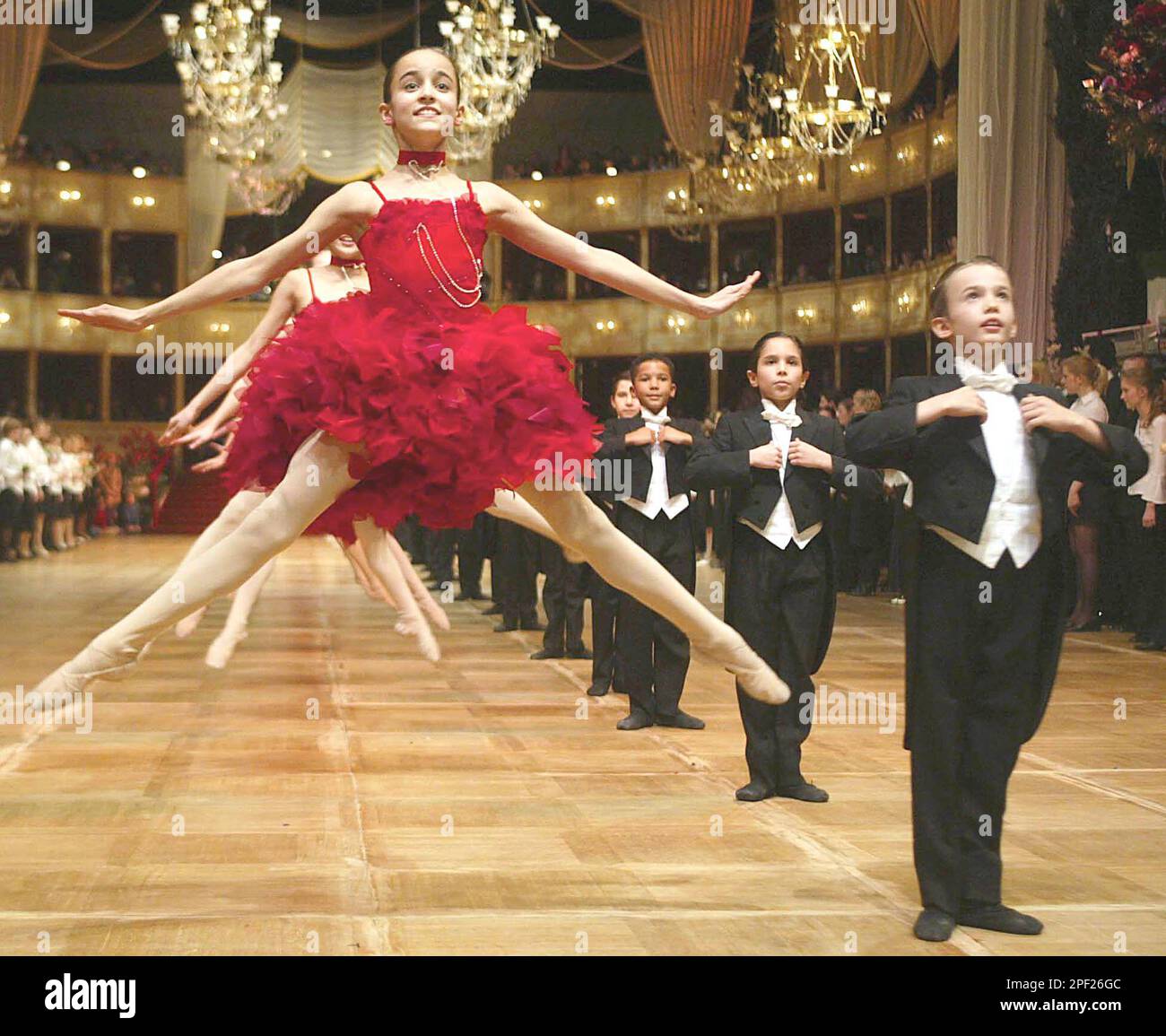 Die Eleven und Elevinnen des Ballett der Wiener Staatsoper proben das  Eroeffnungprogramm im Rahmen der Generalprobe fuer den morgen stattfindeden  Opernball am Mittwoch, dem 18. Feb. 2004 in der Staatsoper in Wien. (