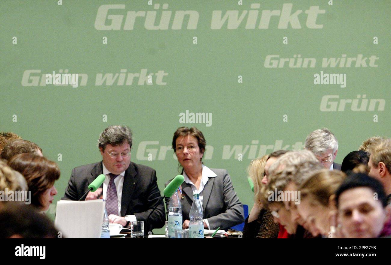 Die Gruenen Parteivorsitzenden Angelika Beer, Mitte rechts, und