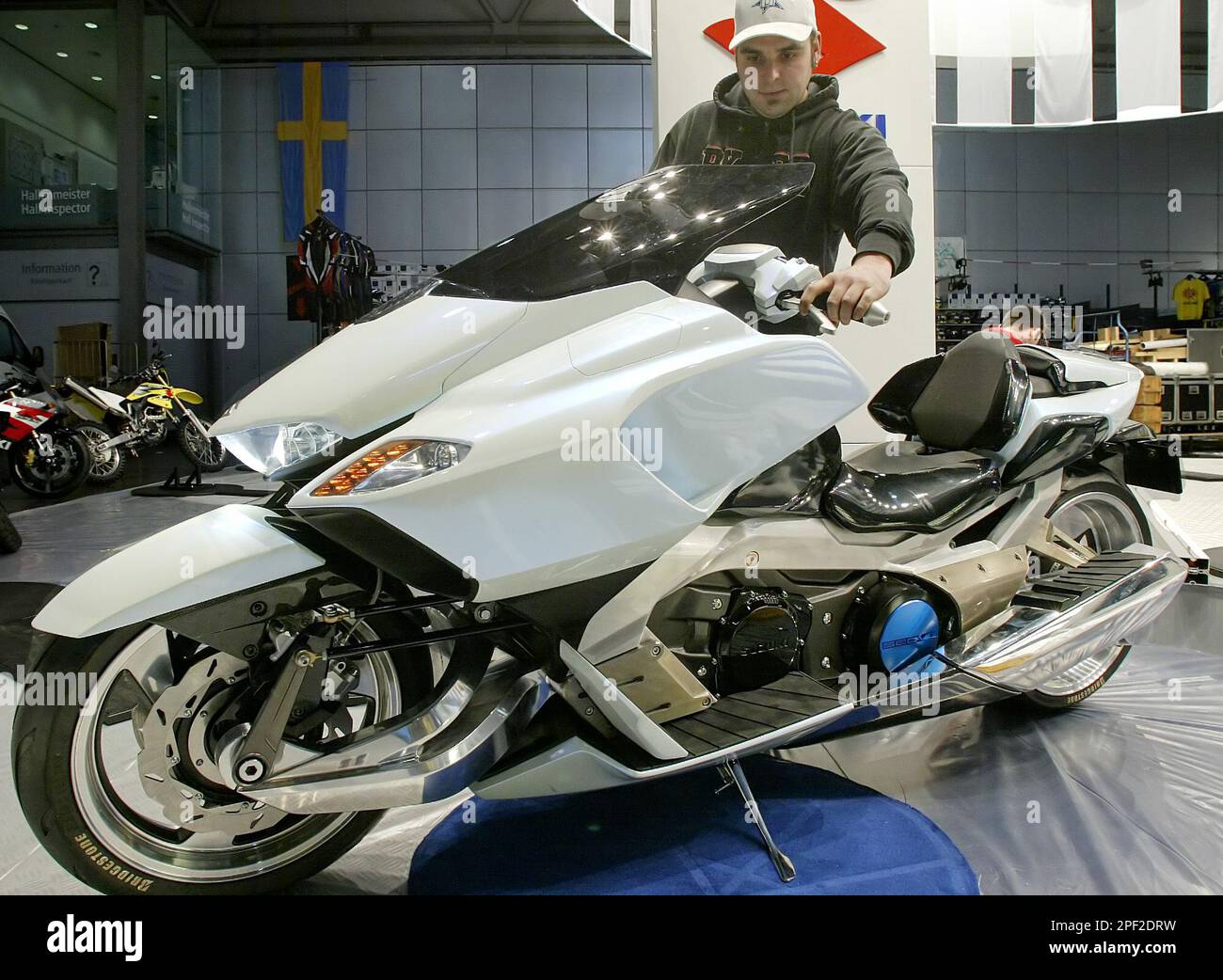 Die Studie eines Suzuki Motorroller G Strider bereitet ein Mechaniker fuer die Ausstellung vor auf der Motorrad Messe in Leipzig am Donnerstag 5. Februar 2004 die erstmals ausserhalb von Japan gezeigt...