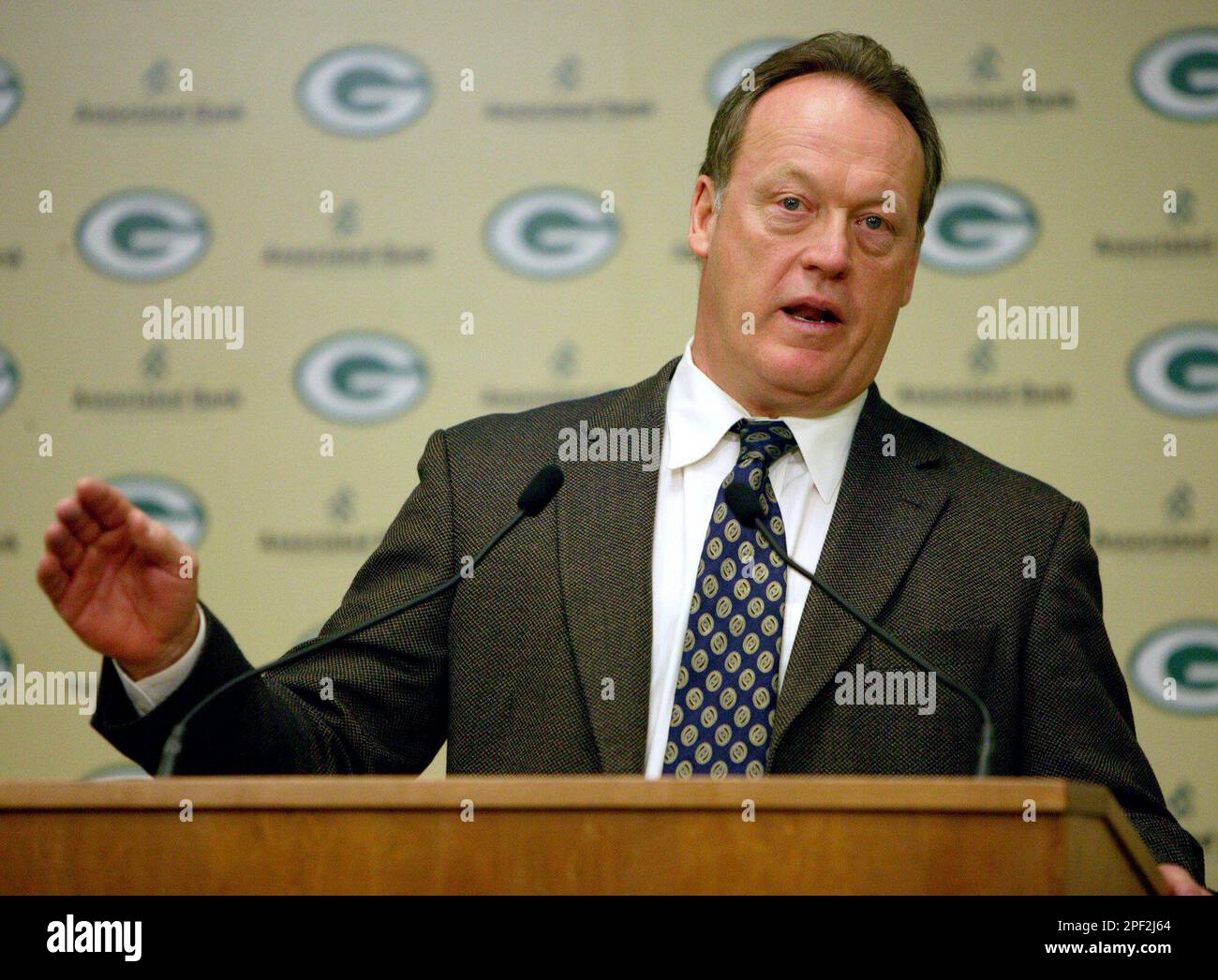 Kurt Schottenheimer talks to reporters Wednesday, Jan. 28, 2004, in Green  Bay, Wis., about his hiring as the defensive backs coach for the Green Bay  Packers. (AP Photo/Mike Roemer Stock Photo - Alamy