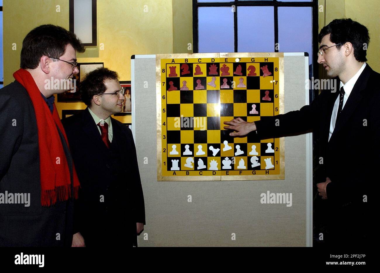 dpa) - Russian World Chess Champion Vladimir Kramnik (L) plays against  Hungarian Grandmaster Peter Leko (R) during the 2004 Dortmund Chess Meeting  in Dortmund, Germany, 23 April 2004. The event takes place