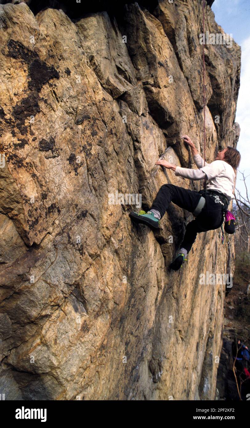 OutdoorSports059/121401 Rock climbing at Cresent Rocks, West