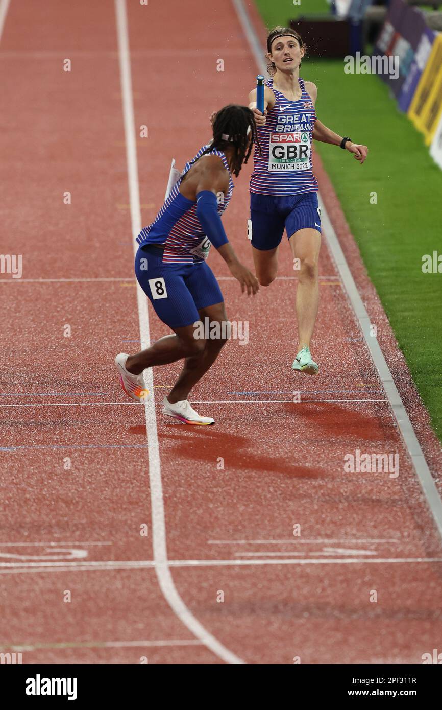 Lewis DAVEY handing the baton to Alex HAYDOCKWILSONhe 4 * 400m Relay