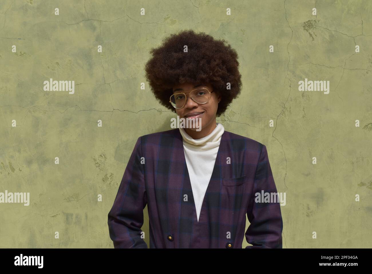 Black woman with afro hairstyle hi-res stock photography and images - Alamy