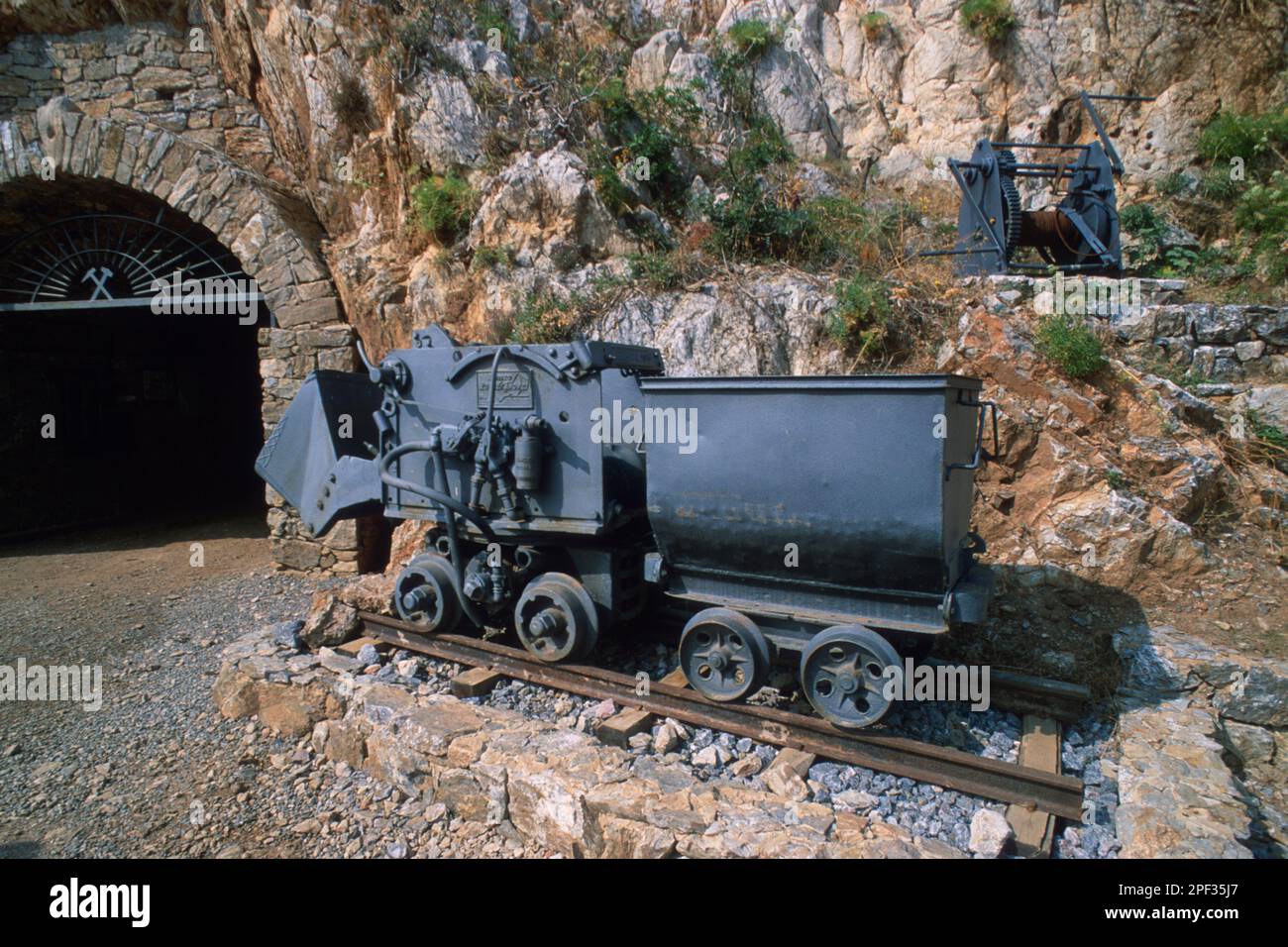 Questo vecchio mezzo per il trasporto del minerale accoglie i visitatori  della galleria Henry a Buggerru. Galleria Henry, old mine visited, Buggerru  Stock Photo - Alamy, image size:1300x956