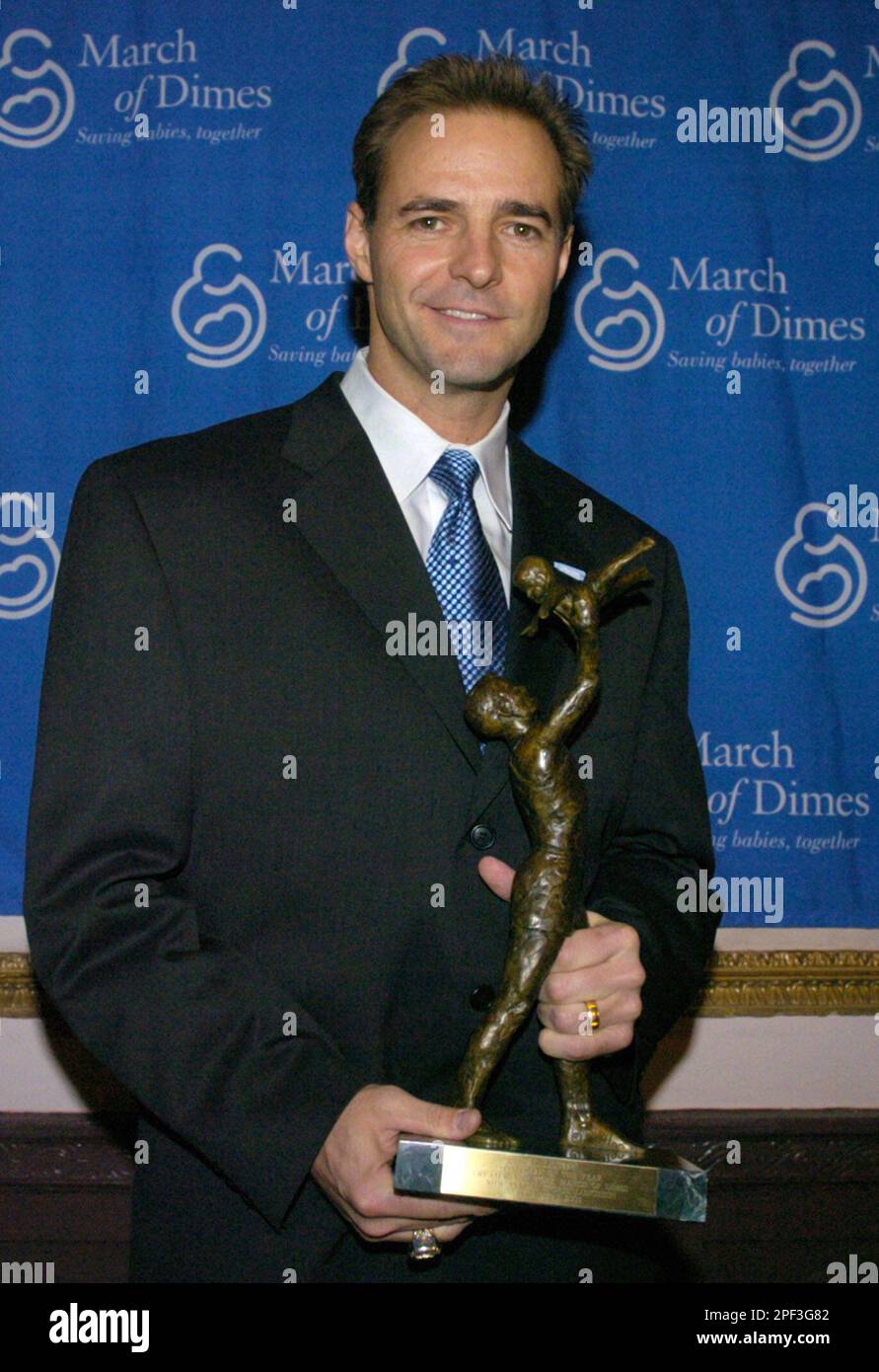 New York Mets pitcher Al Leiter poses with his trophy as the recipient of  the 2003 Sportsman of the Year award at the 20th Anniversary March of Dimes  Sports Luncheon, Wednesday, Dec.