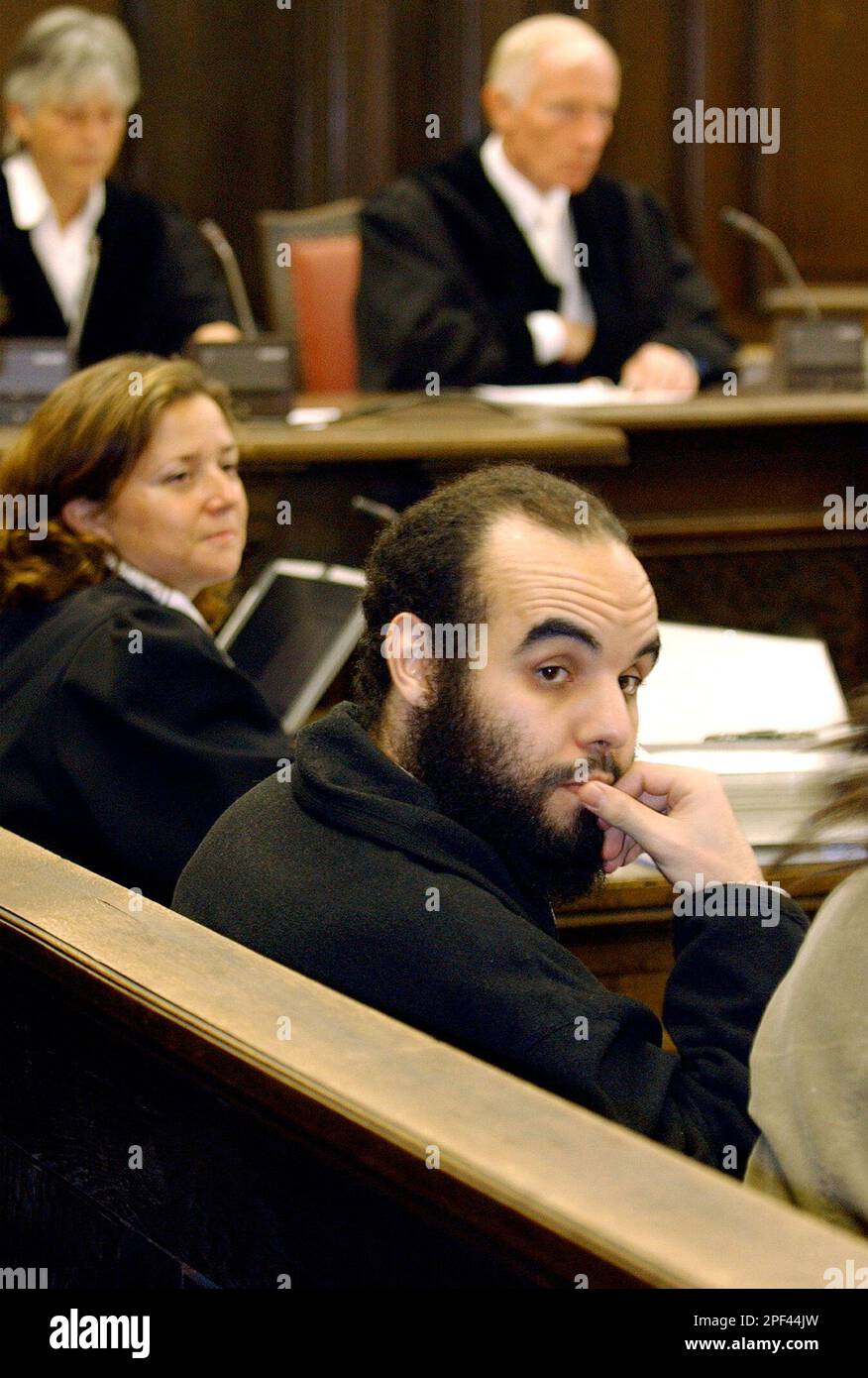 Der Marokkaner Abdelghani Mzoudi, Mitte, blickt zu Beginn des