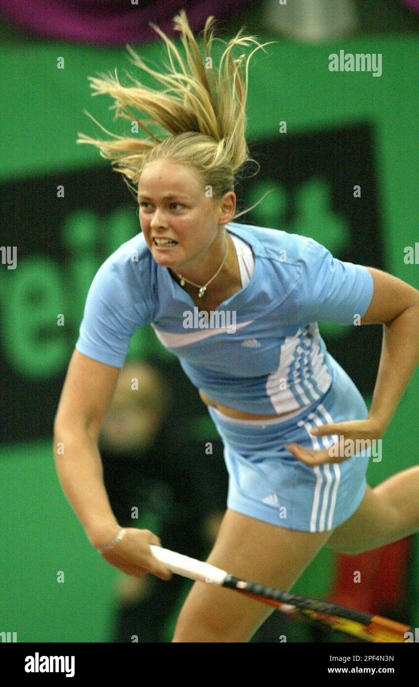 Nadia Petrova aus Russland in ihrem Match gegen die Deutsche Anna-Lena  Groenefeld, Deutschland, beim WTA-Tennisturnier um den Sparkassen Cup in  Leipzig am Donnerstag, 25. Sept. 2003. (AP PhotoEckehard Schulz)  -----Nadia Petrova from