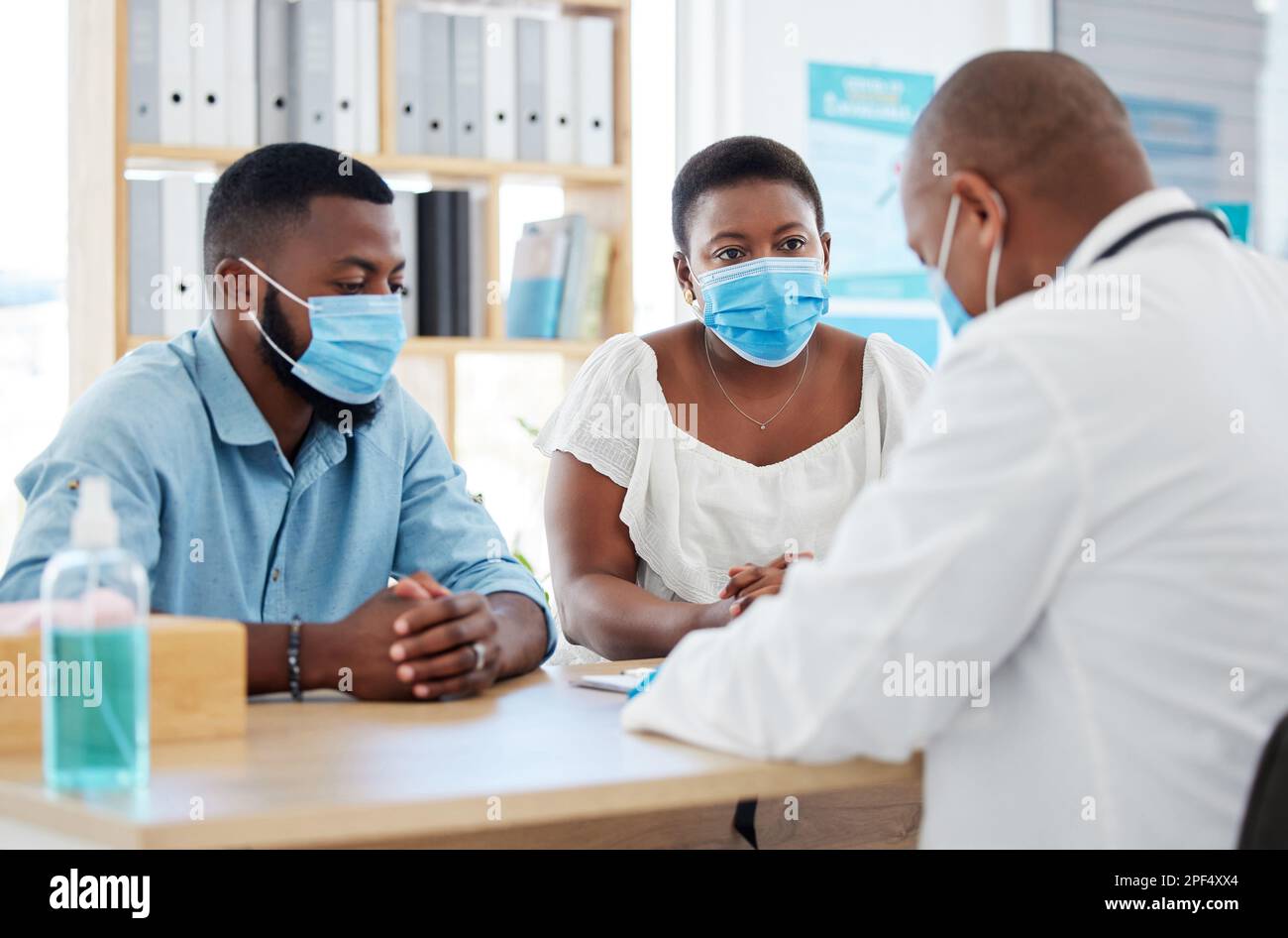 Young married couple talking hi-res stock photography and images - Alamy