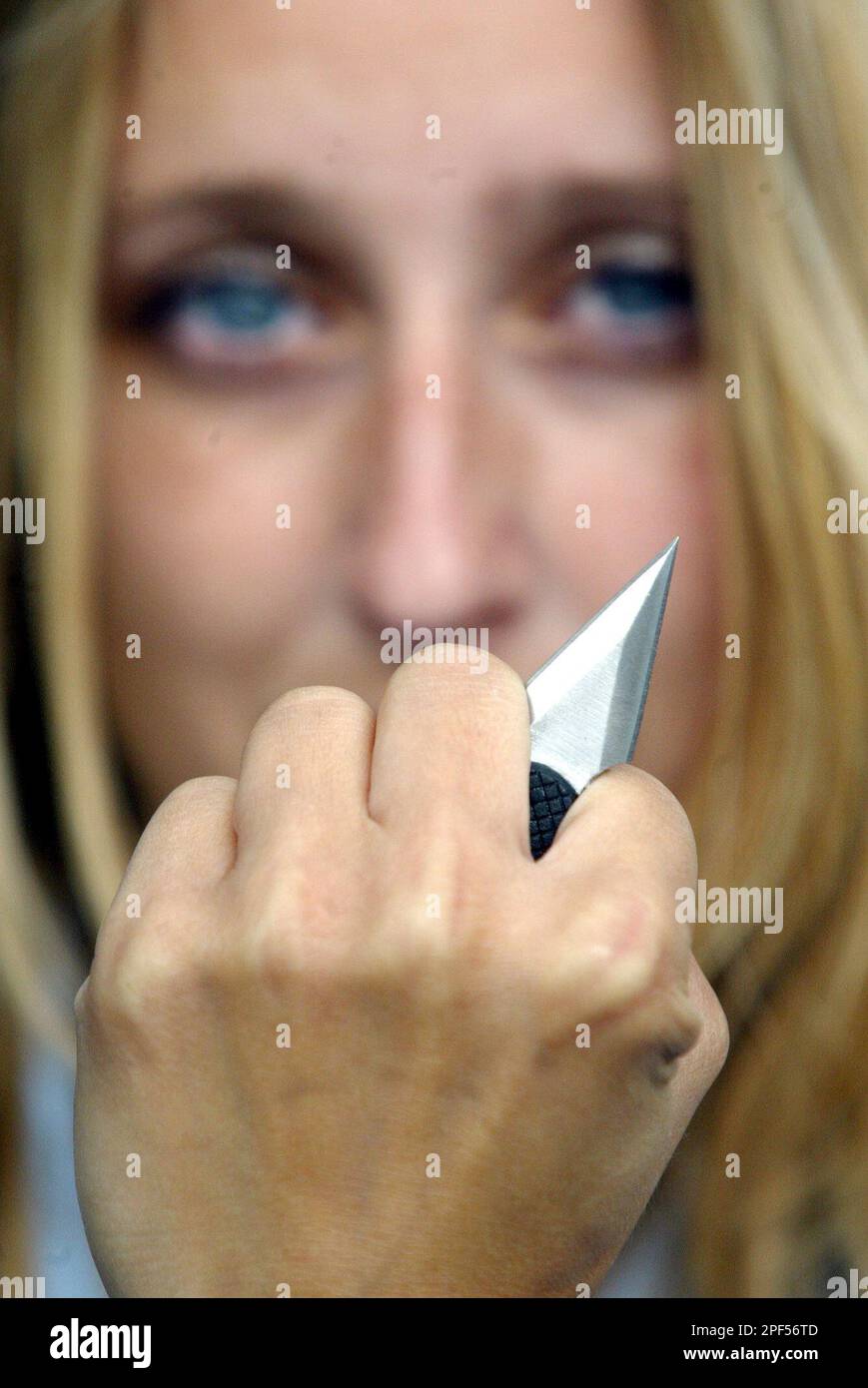 Polizeimeisterin Nadine Sturm zeigt am Montag, 1. September 2003, ein 