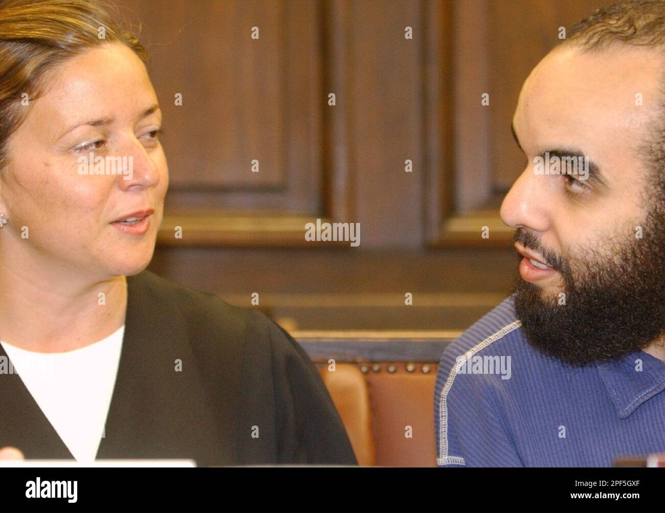 Saira Raja Der Angeklagte Abdelghani Mzoudi, rechts, spricht zu Beginn des zweiten ...