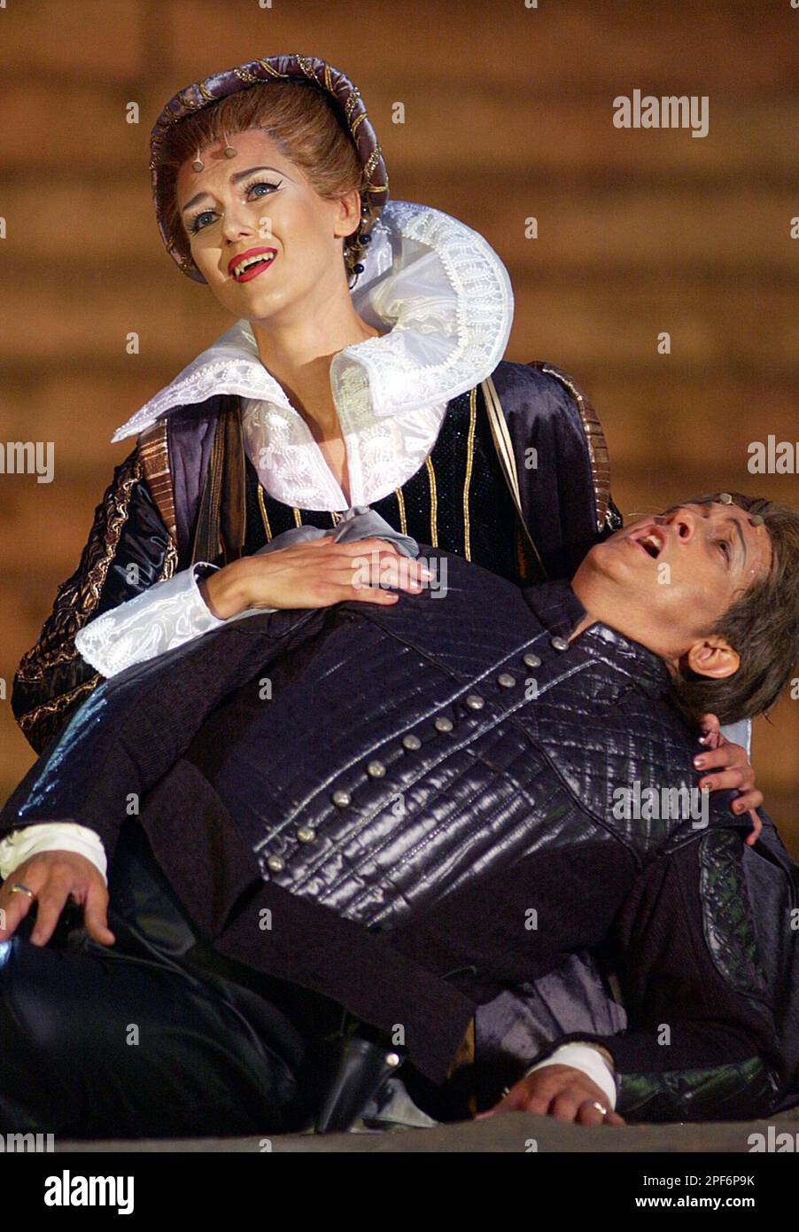 Auf dem Schweriner Schlossplatz vor der Kulisse des Museums proben Rosita  Kekyte (Elisabeth) und Maurizio Graziani (Don Carlos) mit dem Ensemble des  Mecklenburgischen Staatstheaters am Donnerstag, 5. Juni 2003, die Oper Don