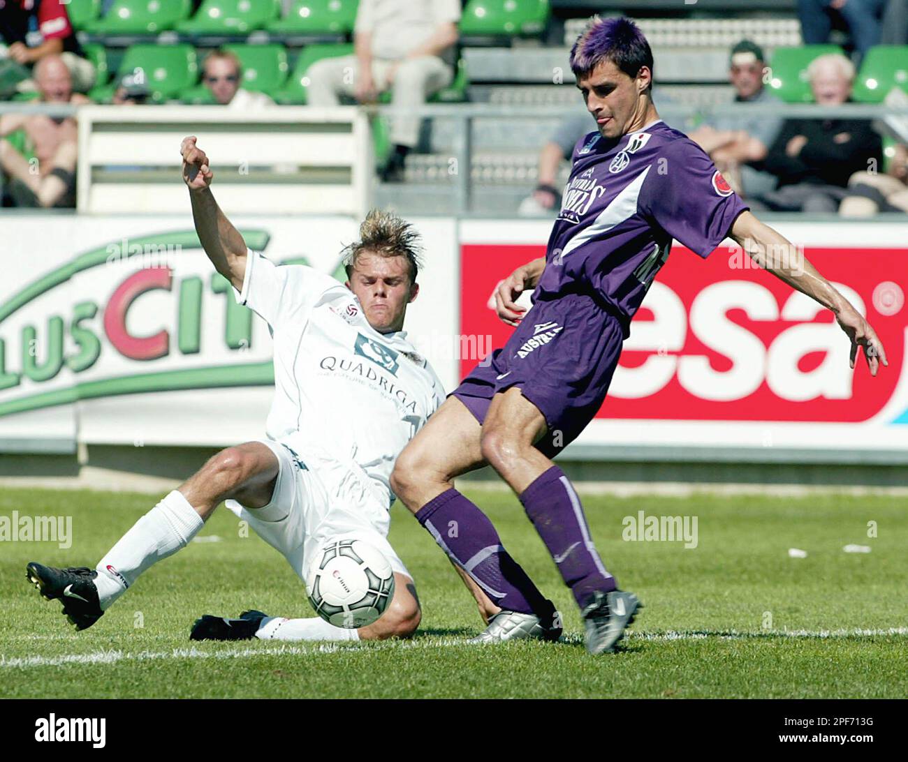 Fussball-Bundesliga, SV Pasching - Austria Wien am Samstag dem 24. Mai 2003  im Paschinger Waldstadion. Im Bild der Paschinger Tomasz Wisio ,links,  gegen Paul Scharner von Austria. ( AP Photo/rubra Stock Photo - Alamy