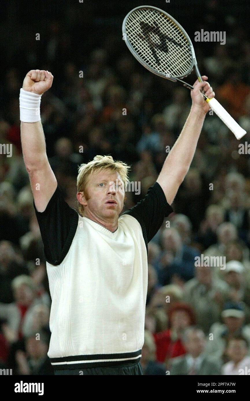 Der ehemalige deutsche Tennisprofi Boris Becker freut sich am Donnerstag,  8. Mai 2003, nach seinem Sieg im Spiel gegen den ehemaligen U.S.  Tennisspieler John McEnroe der Baron von Cramm Trophy auf dem