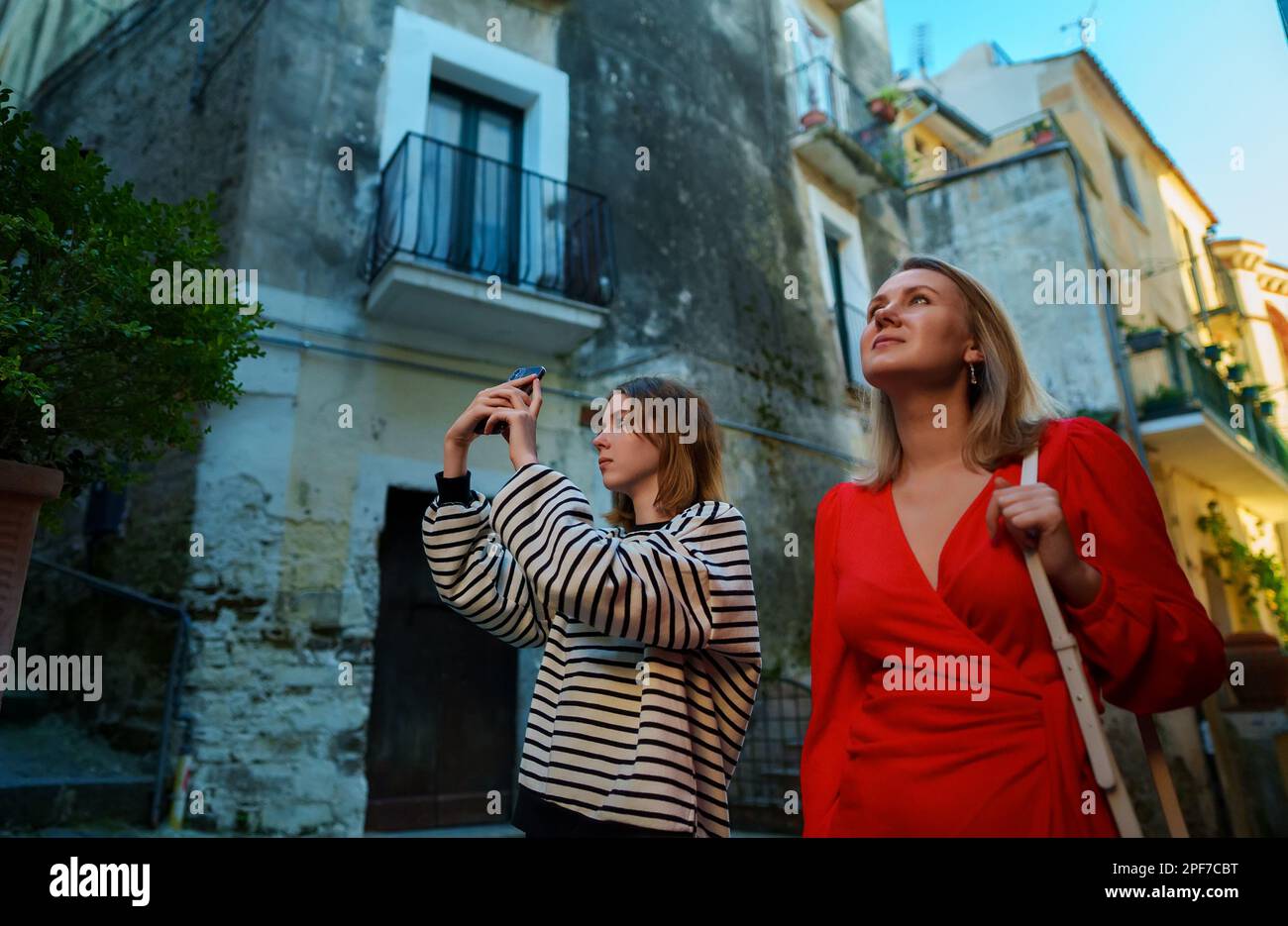 Woman exploring city street camera hi-res stock photography and images ...