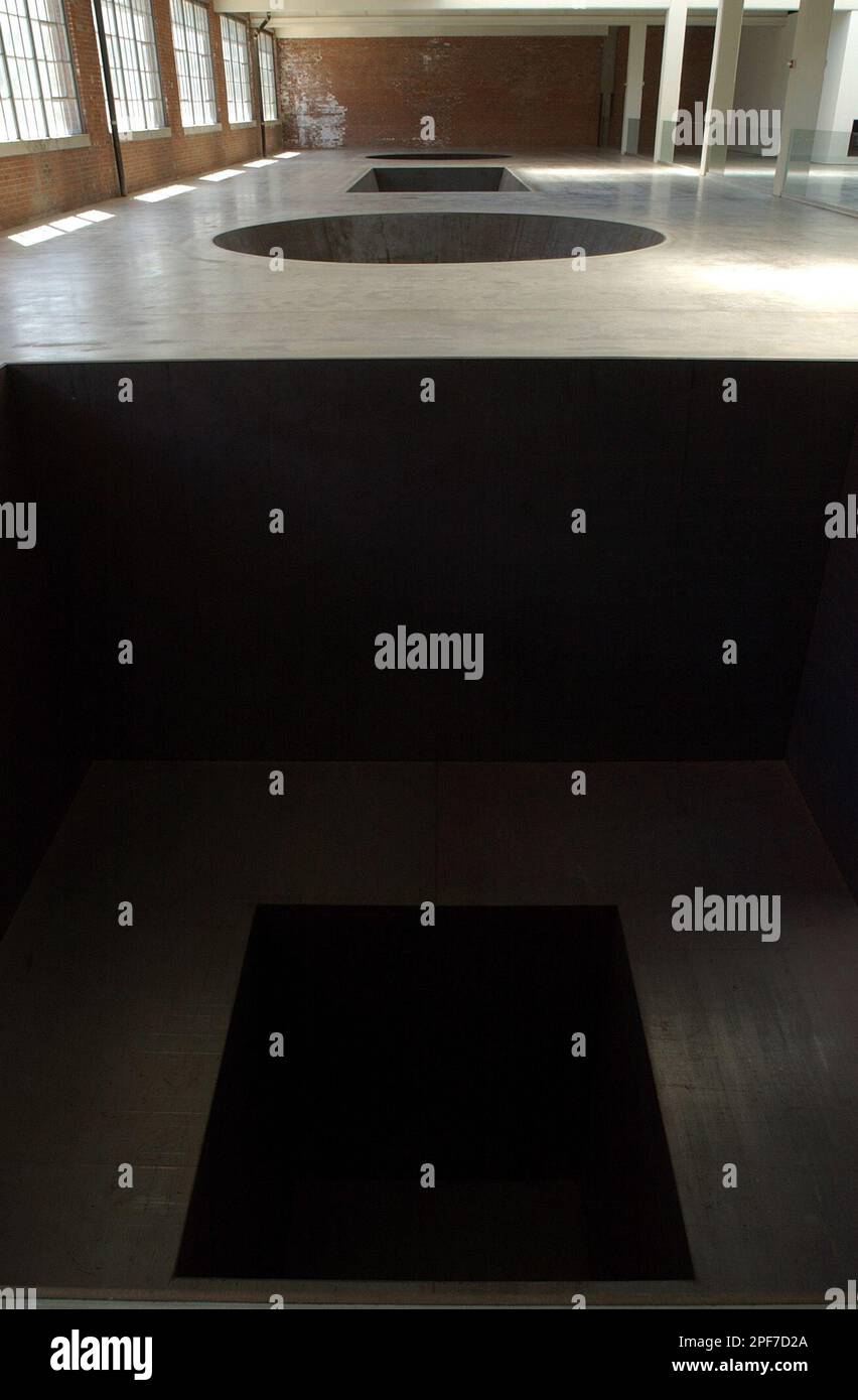 ** ADVANCE FOR WEEKEND EDITIONS, MAY 8-11 ** Michael Hizer's work ...