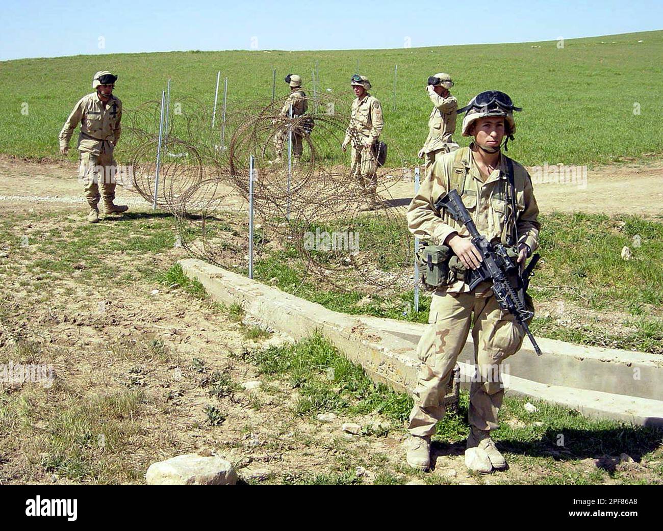 洋楽 Apprehended Soldiers U.S. troops from the 173rd Airborne Division set up a razor-wire