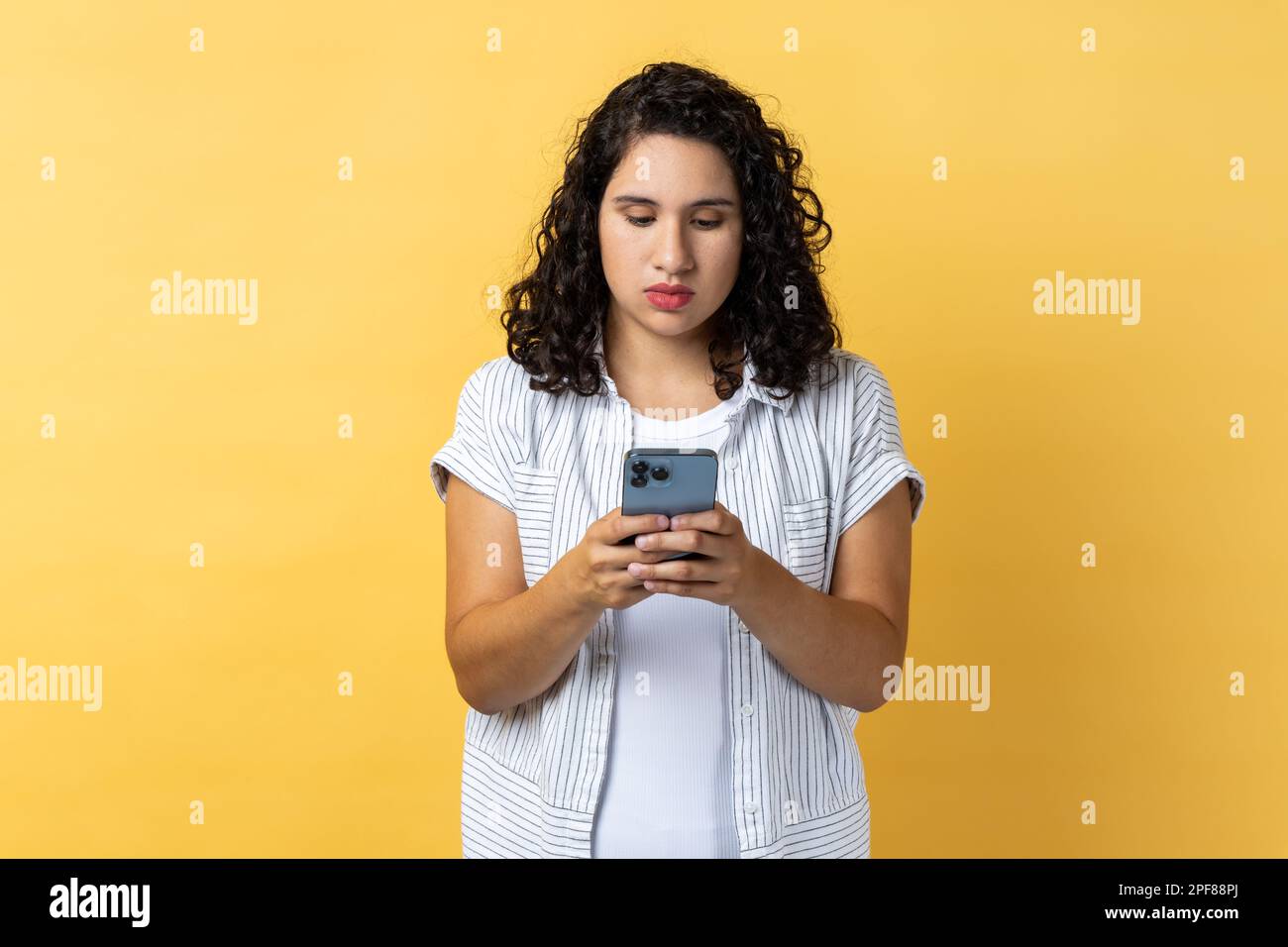 Answering messages hires stock photography and images Alamy
