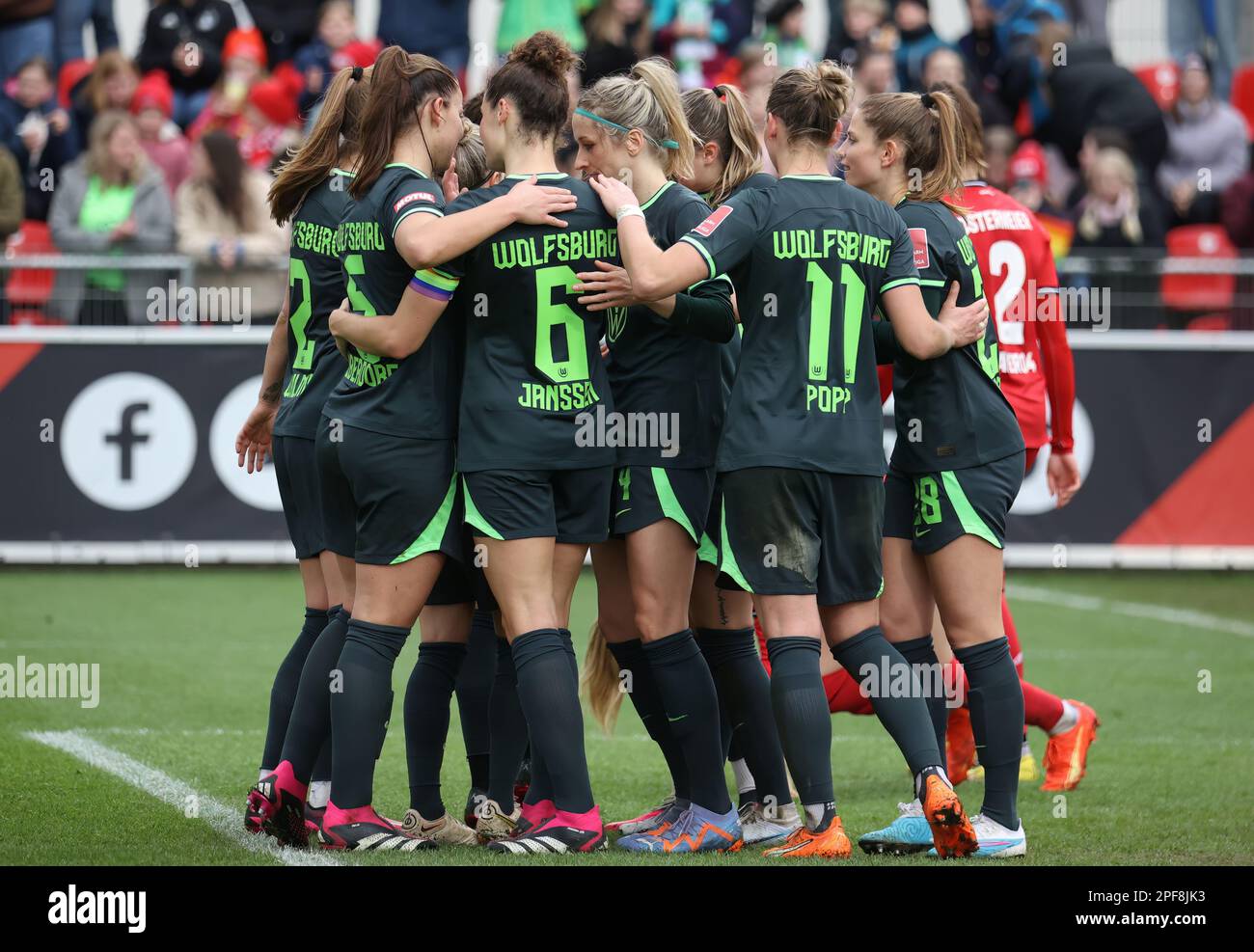 Lena Oberdorf (Wolfsburg), Dominique Janssen (Wolfsburg)Tabea Wassmuth (Wolfsburg), Alexandra