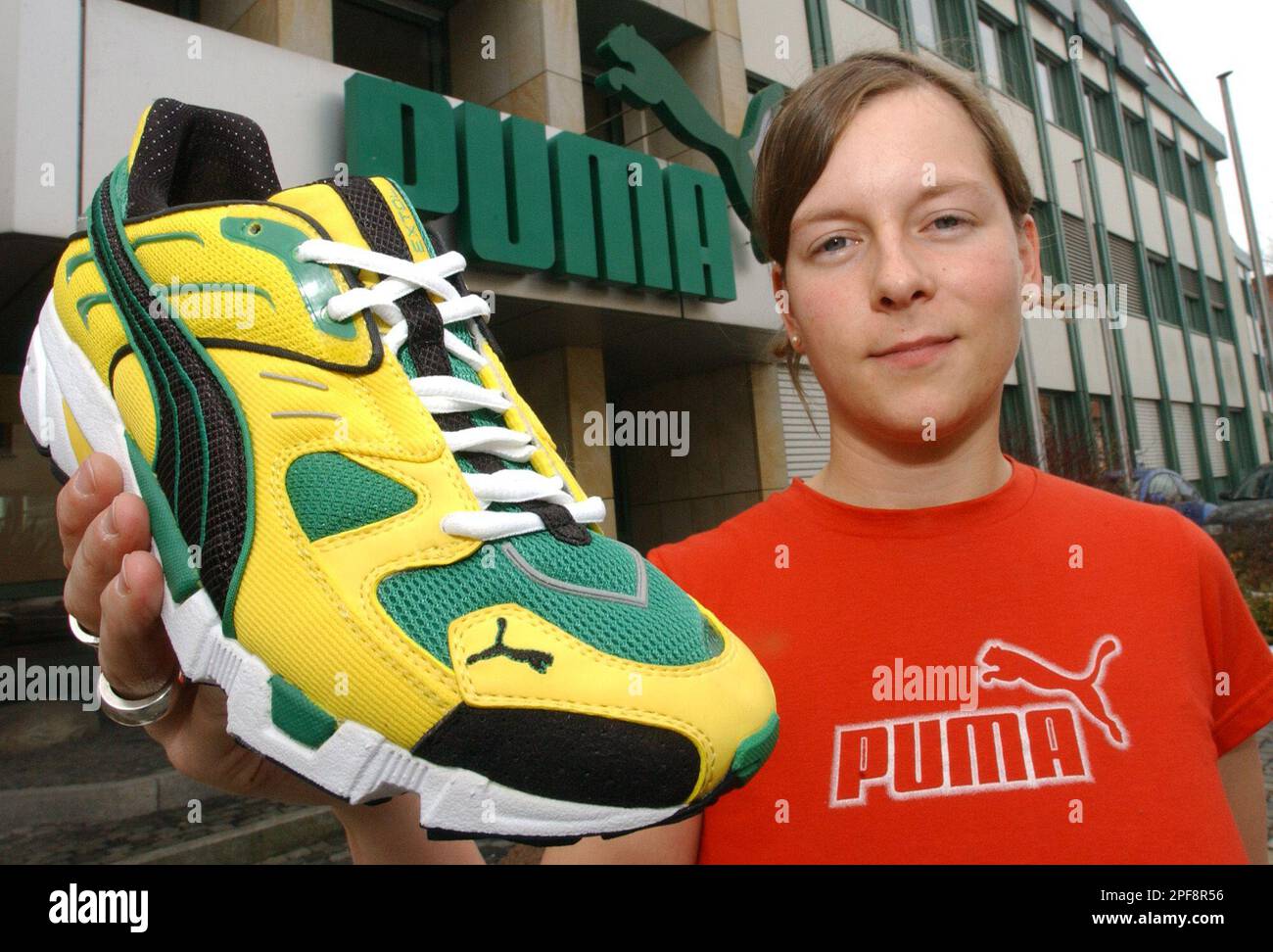 Einen neuen Running-Schuh der Puma AG im bunten "Jamaica Look" zeigt hier  Mitarbeiterin Sina Kargl vom Sportartikelhersteller Puma in Herzogenaurach  am Freitag, 28. Februar 2003. Puma erreichte mit einem Umsatz von 910
