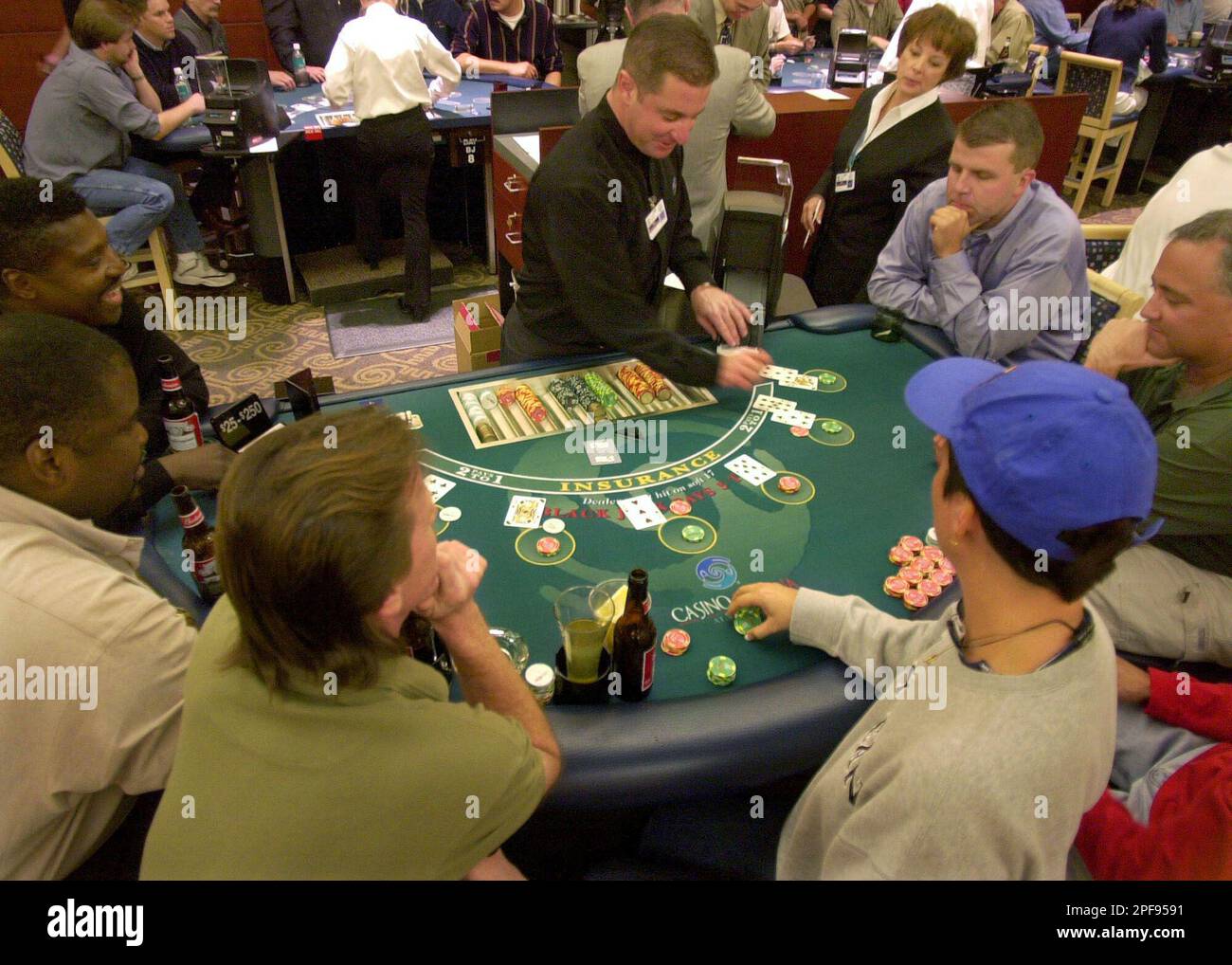 How do the profits of the best players depend on the poker room?