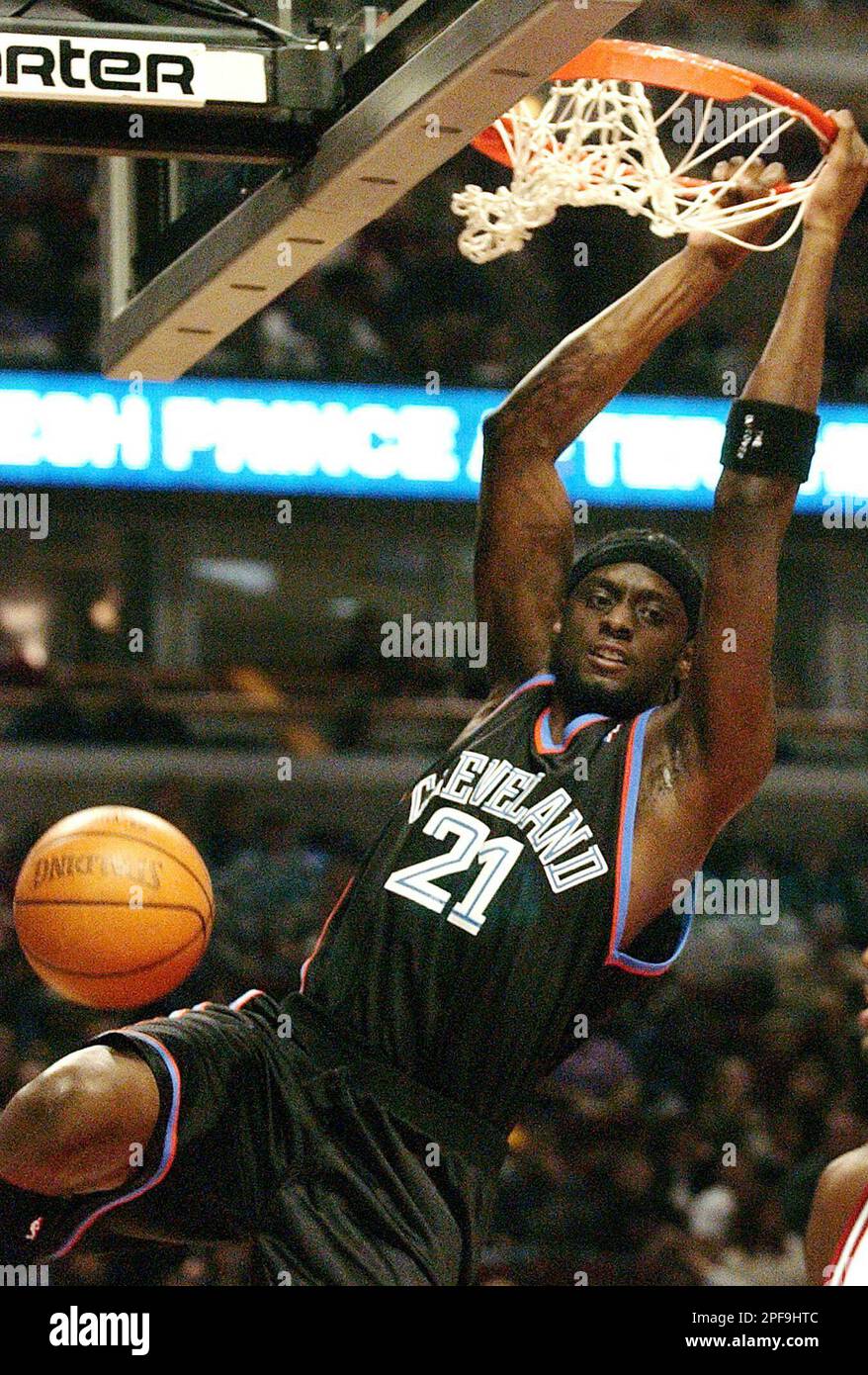 Cleveland Cavaliers' Darius Miles (21) scores against the Chicago Bulls  during the third quarter Saturday, Jan. 4, 2003, in Chicago. (AP  Photo/Aynsley Floyd Stock Photo - Alamy