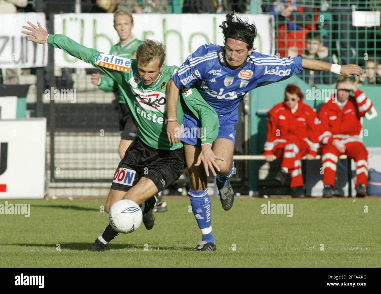 Rieds Herbert Grassler, links, und Kaerntens Almedin Hota liefern sich