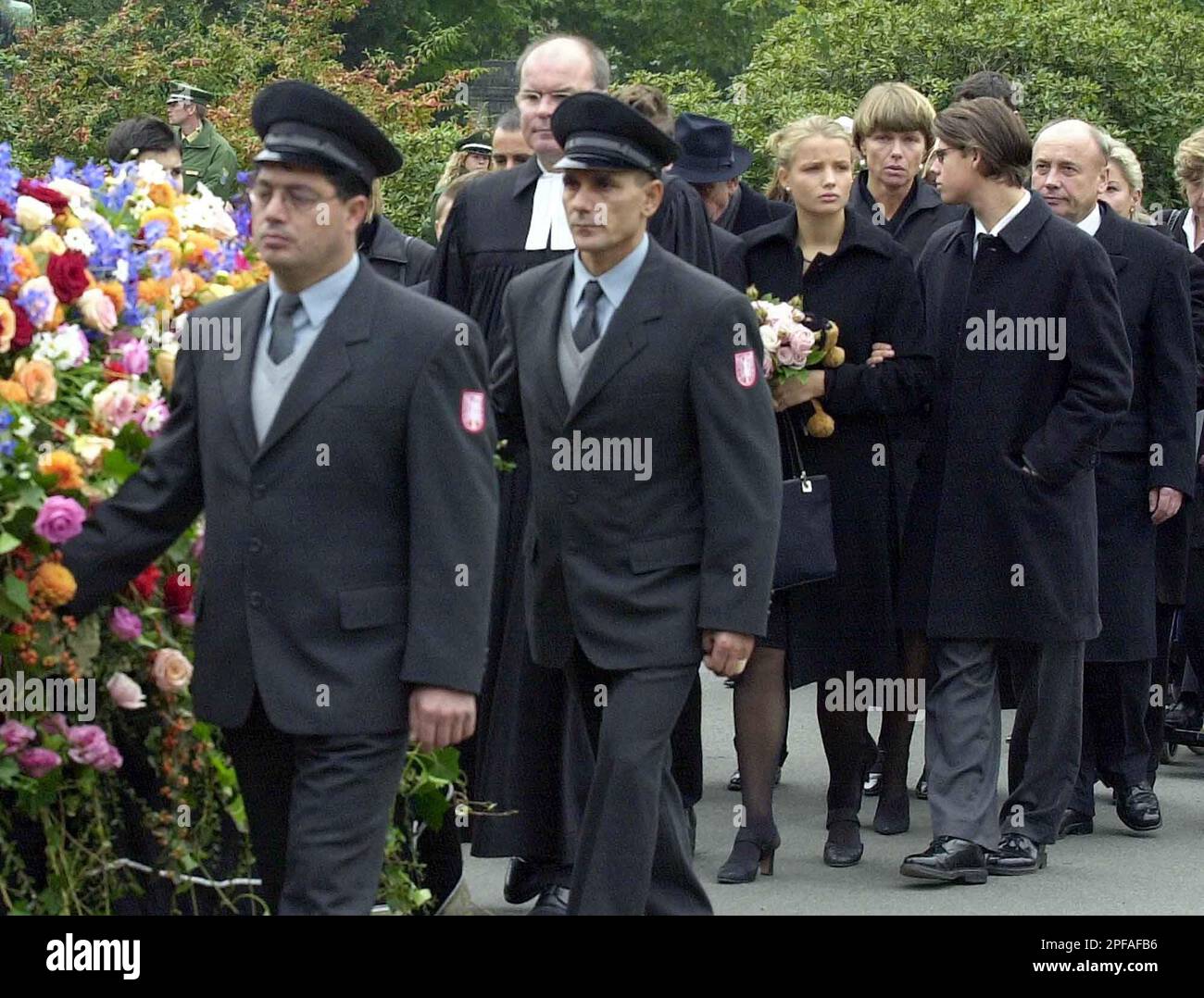 Metzig Funeral Die Schwester des ermordeten Jakob von Metzler, Elena, hinten links ...