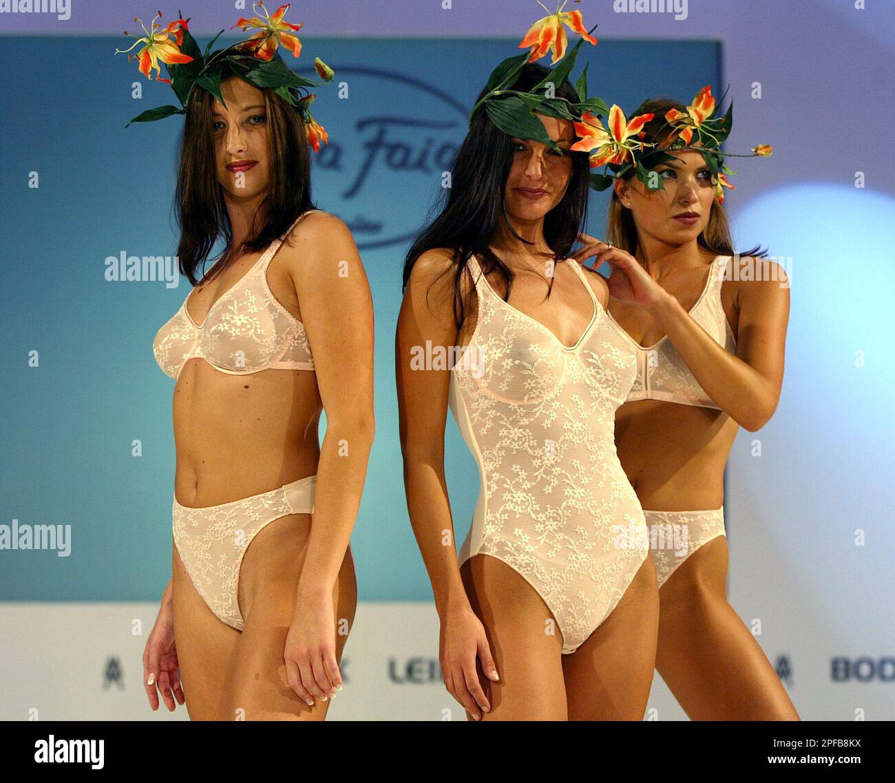 Rosa Faia nennt sich die Dessous-Kollektion der deutschen Anita Helbig  GmbH, die Models waehrend der Eroeffnungsmodenschau der Modemesse "Body  Look" in Leipzig am Samstag, 10. August 2002 zeigen. Mehr als 180 Aussteller