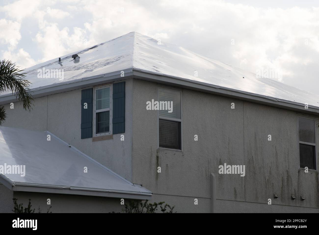 House tarped after Hurricane Ian Stock Photo