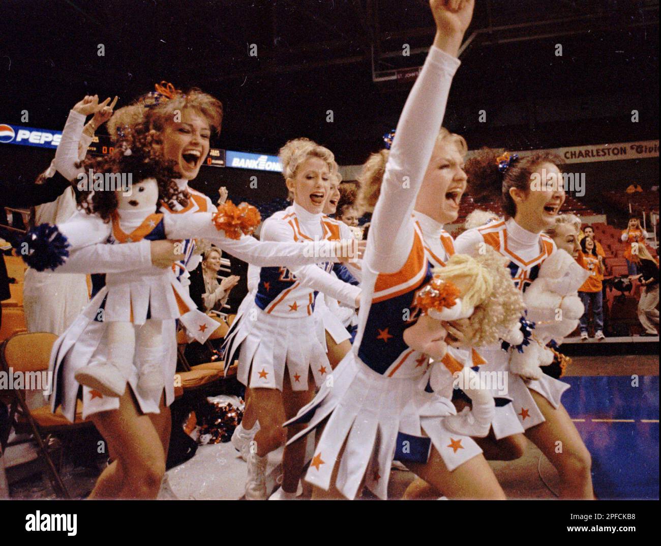 Chicago Bears Cheerleaders - The Honey Bears (1985) 