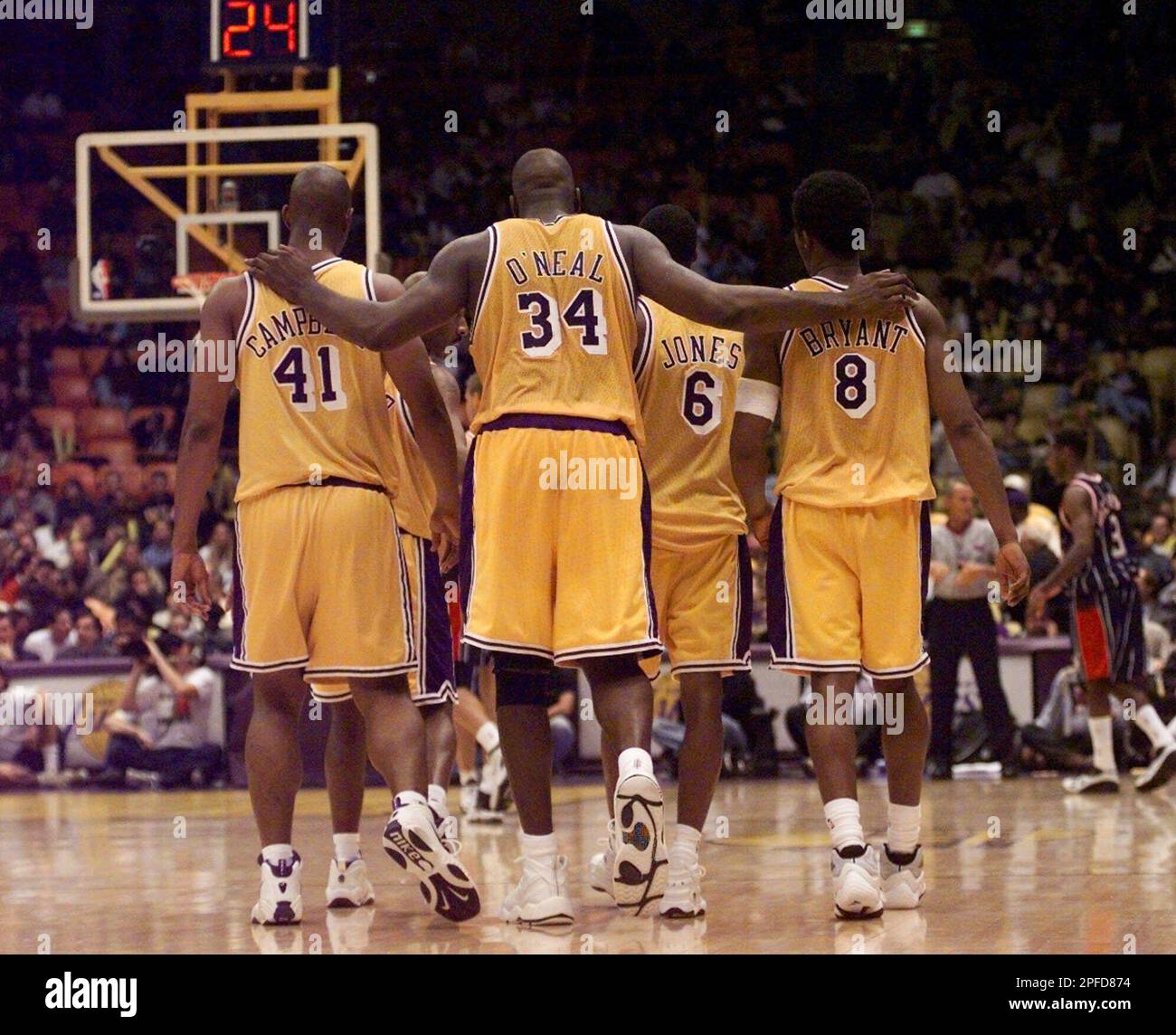 Los Angeles Lakers center Shaquille O'Neal (34) puts his arms around ...
