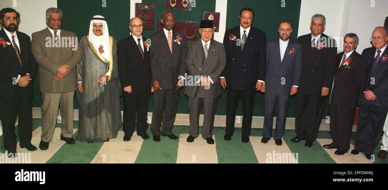 OPEC oil ministers pose with Indonesian President Suharto during