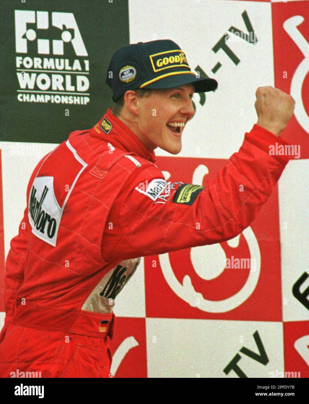 有名なブランド Michael Germany's Schumacher winning a in air the punches ピンズ・ピンバッジ・缶バッジ