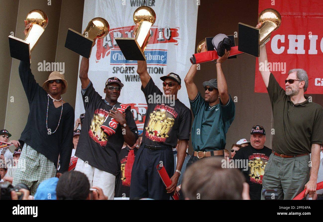 Michael Jordan and the Chicago Bulls defeat the Utah Jazz winning the 1997  NBA Finals Stock Photo - Alamy