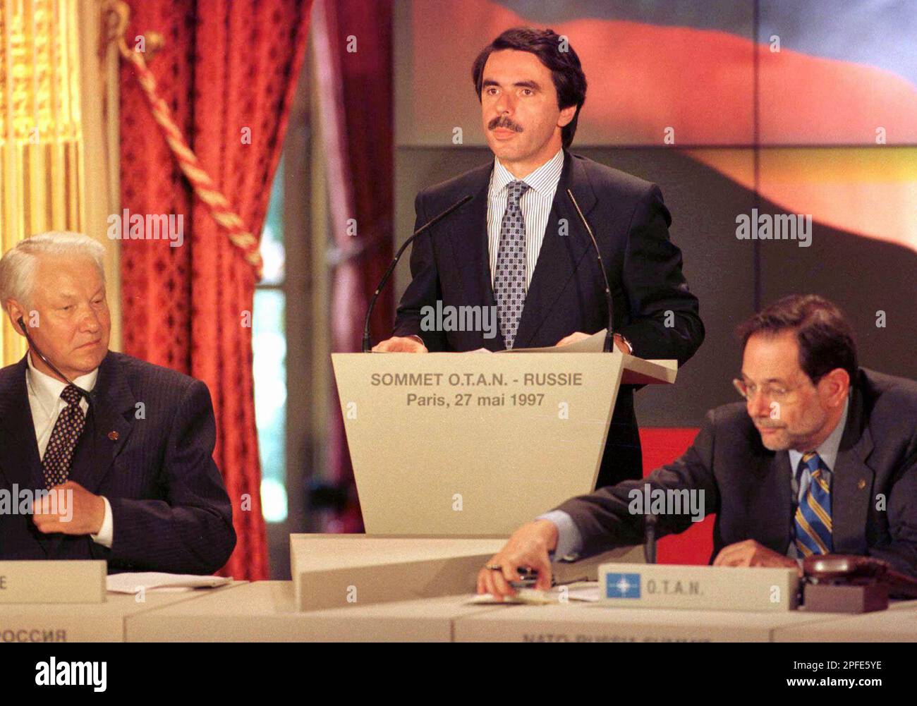 Spanish Prime Minister Jose-Maria Aznar addresses the NATO-Russia summit  while Russian Boris Yeltsin, left, and NATO Secretary-General Javier Solana  Tuesday May 27, 1997 in Paris. (AP Photo/Martin Cleaver Stock Photo - Alamy