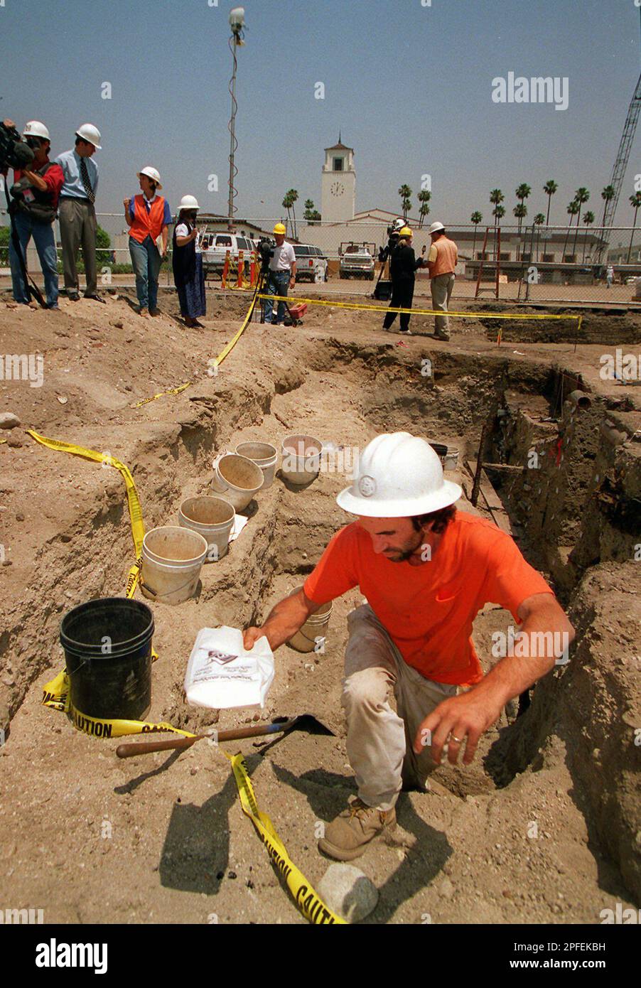 Tørke Ændringer fra Reduktion Archeologists excavate Friday, May 31, 1996, at the largest "red light"  district ever discovered in California. The four-acre site, dating back to  the 19th century, was discovered this month by archeologists doing